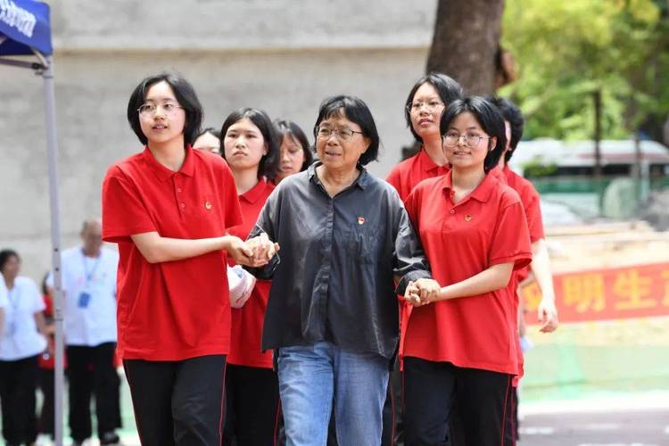 新澳今晚特9点30开什么和张桂梅的第15次送考与张桂梅连续11年送考从未缺席