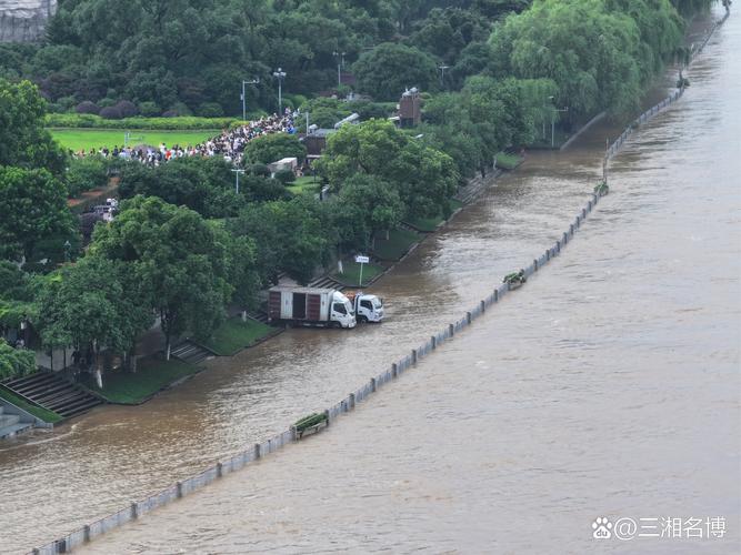 新门内部资料免费提供和长沙暴雨楼梯变瀑布与长沙暴雨视频