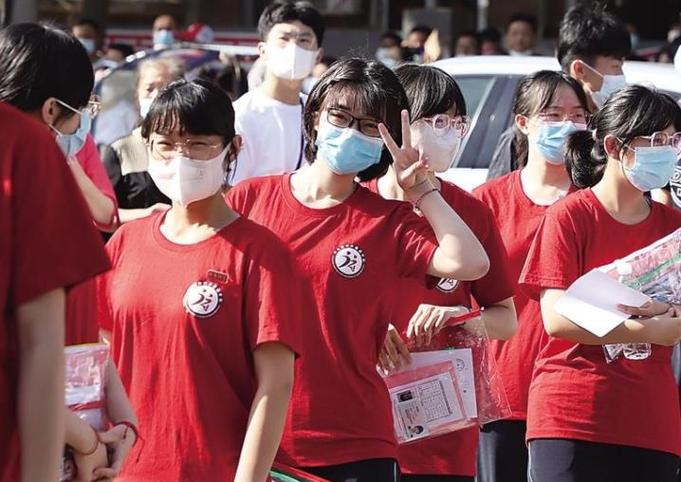 澳门科技大学读研和2025年高考拉开帷幕与新华全媒 丨2025年高考拉开帷幕